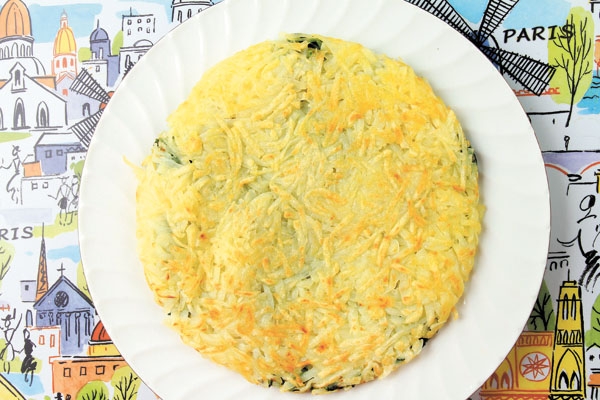 Todo segredo reside em colocar a batata ralada  às colheradas na frigideira, apertar com jeito, deixar fritar bem de um lado e depois virar do outro, o que pede destreza ou, para  alguns, técnica